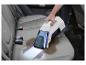 Nettoyeur de taches sans fil utilisé pour nettoyer un siège de voiture taché.