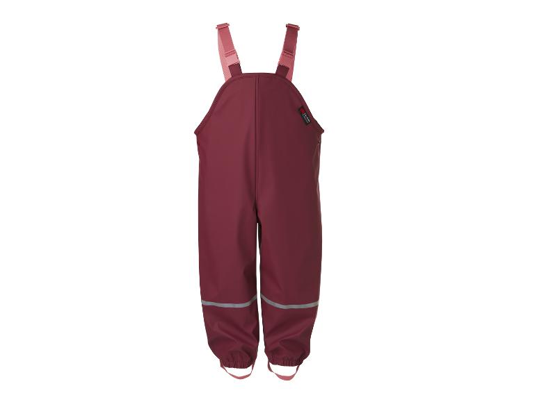 Salopette de pluie bordeaux pour enfant avec bretelles roses et bandes réfléchissantes.