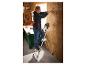 Un homme utilise une échelle Parkside pour installer un interrupteur.
