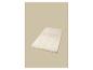 Tapis moelleux crème sur fond beige.