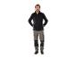 Homme en pull polaire gris foncé et pantalon de travail gris avec empiècements noirs.