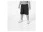 Shorts cargo et baskets blanches pour enfant.