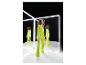 Femme en costume jaune vif et chaussures blanches, reflétée dans des miroirs.