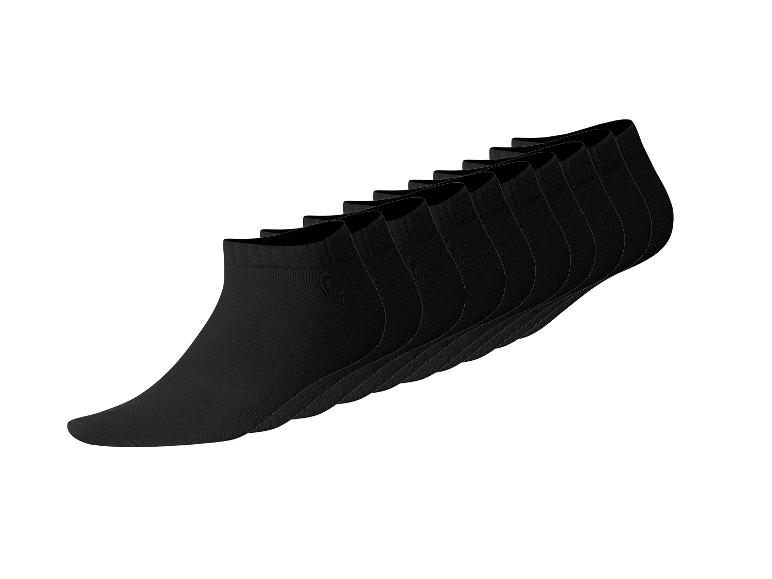 Huit paires de chaussettes noires basses empilées.