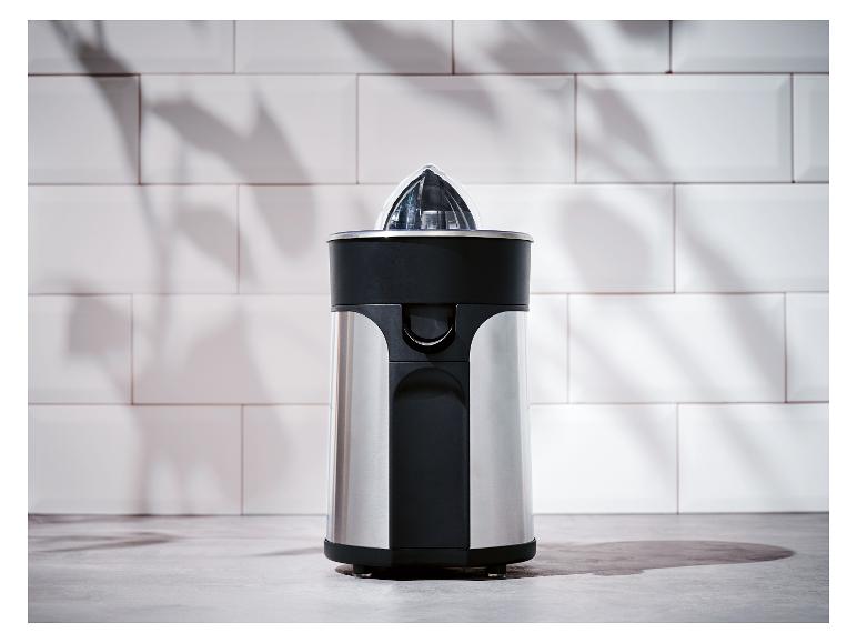 Presse-agrumes électrique en acier inoxydable sur un comptoir de cuisine