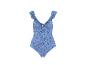 Maillot de bain une pièce bleu à motif floral et volants sur les bretelles.