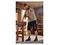 Homme utilisant une perceuse-visseuse sans fil PARKSIDE® 12 V pour visser dans le bois.