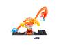 Ensemble de jeu Hot Wheels City sur le thème de la pizza avec un serpent orange et une voiture de police bleue.