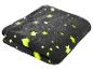 Couverture en peluche gris foncé avec des étoiles jaune néon.