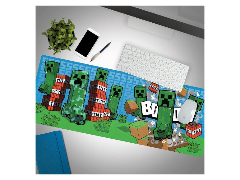 Tapis de souris gaming avec personnages pixelisés verts et blocs TNT, sur un bureau avec clavier et souris.