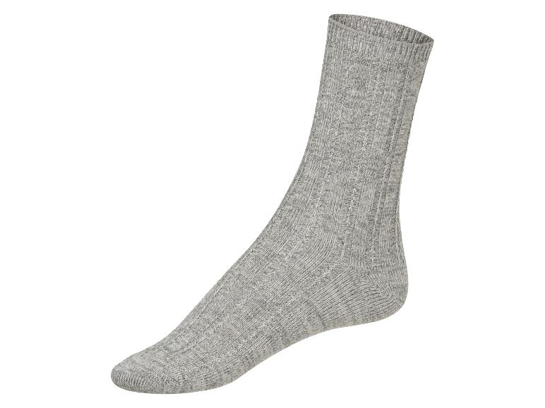 Une chaussette grise côtelée.