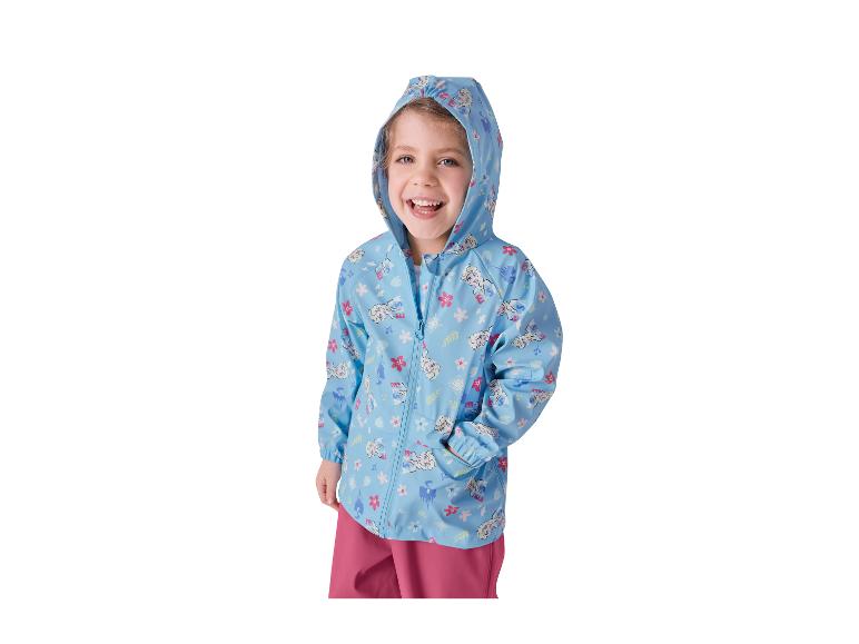 Une fillette souriante porte une veste bleu clair à capuche avec un motif Frozen.