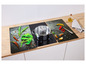Une plaque de cuisson avec une casserole et deux planches à découper avec des images d'herbes.