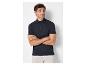 Polo noir et pantalon clair pour homme.