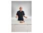 Andre Agassi présentant la sauteuse premium en cuivre SILVERCREST® sur un comptoir blanc.