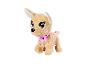 Adorable chiot chihuahua en peluche avec un collier rose.