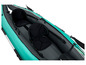 Un kayak gonflable avec deux sièges et dossiers.