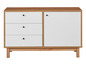 Une commode en bois avec trois tiroirs et une porte.
