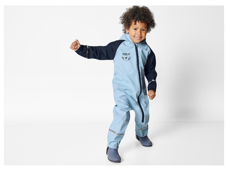 Un enfant portant une combinaison bleue avec un motif de tigre.