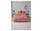 Parure de lit rose en mousseline dans une chambre moderne.