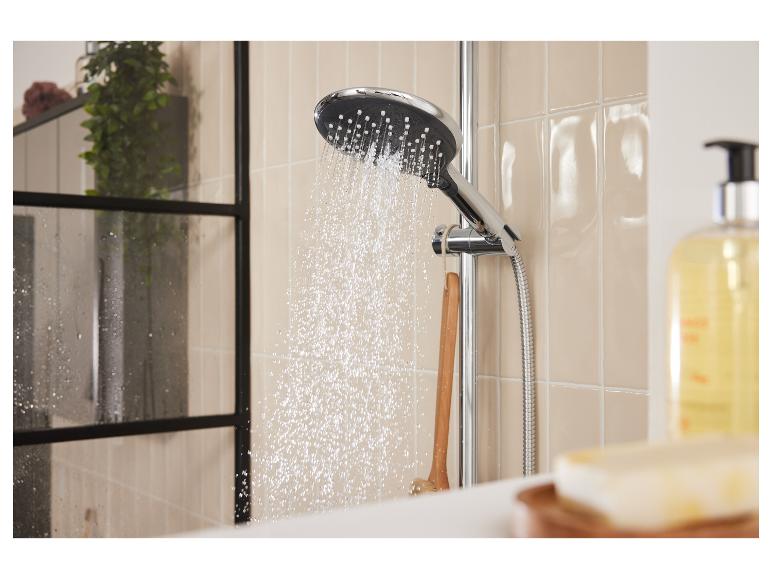 Pomme de douche effet pluie et accessoires de salle de bain modernes.