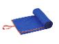 Serviette microfibre bleue roulée avec bord orange et boucle.