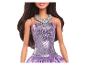 Poupée Barbie aux cheveux bruns, robe violette scintillante et collier argenté.