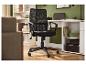 Chaise de bureau pivotante noire LIVARNO home dans un bureau moderne.