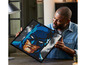 Un homme tient un portrait de Batman LEGO® Art.