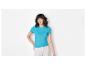 T-shirt bleu clair et pantalon blanc pour femme.