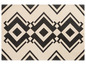 Un tapis beige avec un motif géométrique noir.