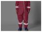 Une combinaison de pluie rouge avec des détails réfléchissants pour enfants.