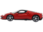 Voiture de sport miniature rouge sur fond noir