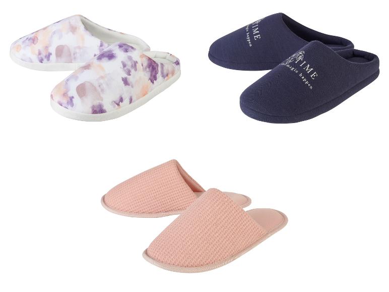 Pantoufles : modèles imprimés, unis bleu marine "Let the magic happen" et rose pâle texturé.