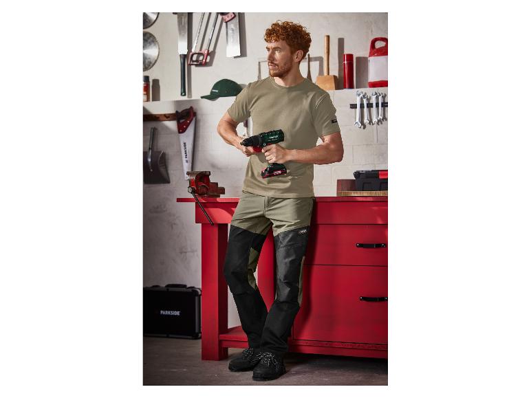 Vêtements et outils Parkside : un homme tenant une perceuse sans fil.