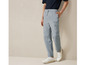 Homme portant un pantalon cargo bleu et des baskets blanches.