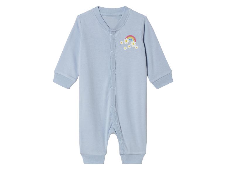 Une grenouillère bleu clair pour bébés avec un imprimé arc-en-ciel et des fleurs.