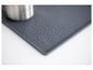 Tapis de séchage gris avec picots et une tasse en métal.