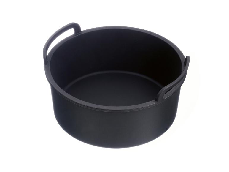 Marmite ronde noire avec deux poignées sur fond blanc