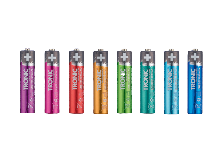 Huit piles AAA rechargeables colorées, chacune de 1000mAh, alignées en rangée.