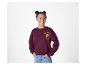 Fille souriante en sweat bordeaux avec un motif 'Croissant Club' et un jean bleu.