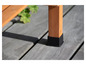 Une patte de table en bois avec un capuchon de protection noir sur une terrasse en bois.