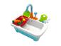 Évier jouet avec robinet, panier de légumes et ustensiles de cuisine.