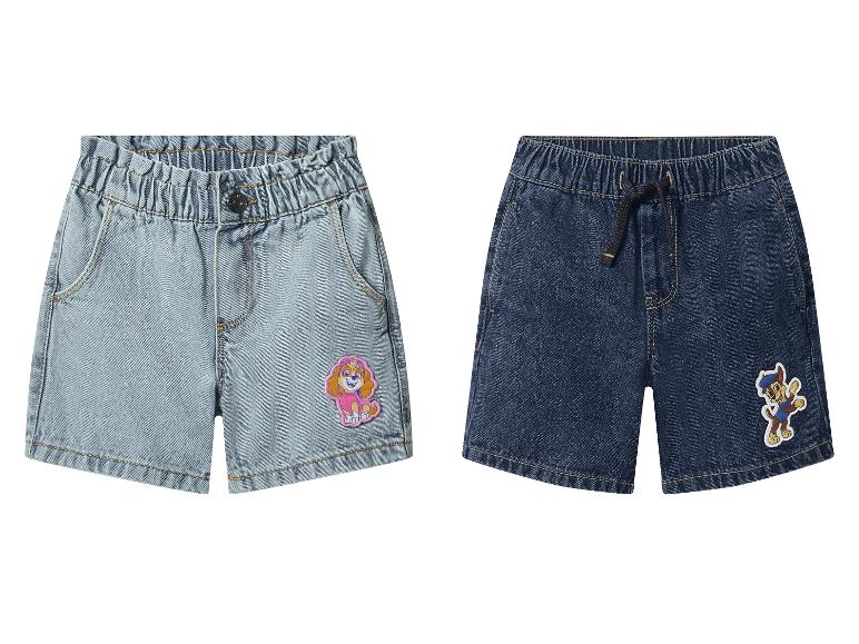 Deux shorts en jean pour enfants, un bleu clair avec Skye et un bleu foncé avec Chase.