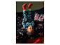 Un enfant en pyjama de Noël et en chaussettes est allongé sur le canapé.