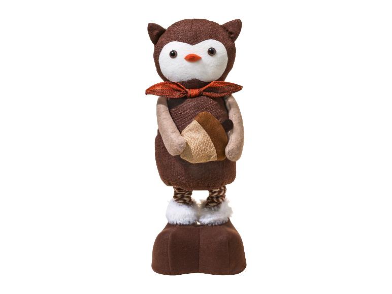 Figurine de hibou marron avec un nœud orange et un gland, sur fond blanc.