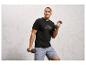 Homme en t-shirt noir et short gris faisant de la musculation avec des haltères.