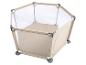 Parc bébé hexagonal beige avec côtés en maille et fond doux, isolé sur blanc.