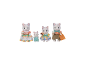 Famille de chats jouets avec des vêtements colorés, tenant des tasses de café et des pâtisseries.