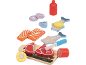 Ensemble de nourriture de jeu en bois avec planche à découper, couteau, poisson, viande, sushis, saucisse, oignon, citron et bouteille de sauce.